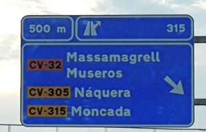 Cartel de dirección hacia Moncada y otras localidades