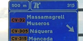 Cartel de dirección hacia Moncada y otras localidades