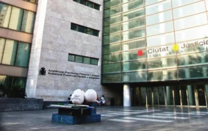 Edificio de la Ciudad de Justicia en Valencia con esculturas en primer plano