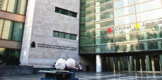 Edificio de la Ciudad de Justicia en Valencia con esculturas en primer plano