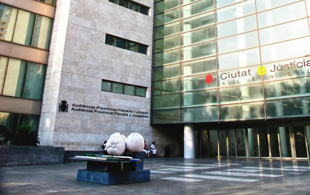 Edificio de la Ciudad de Justicia en Valencia con esculturas en primer plano