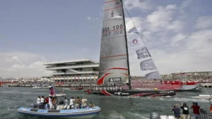 Regata de la Copa América en Valencia con barcos y espectadores