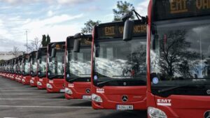 Autobuses de la EMT de Valencia estacionados en fila