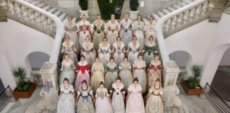 Grupo de falleras mayores en un ensayo de proclamación en Valencia