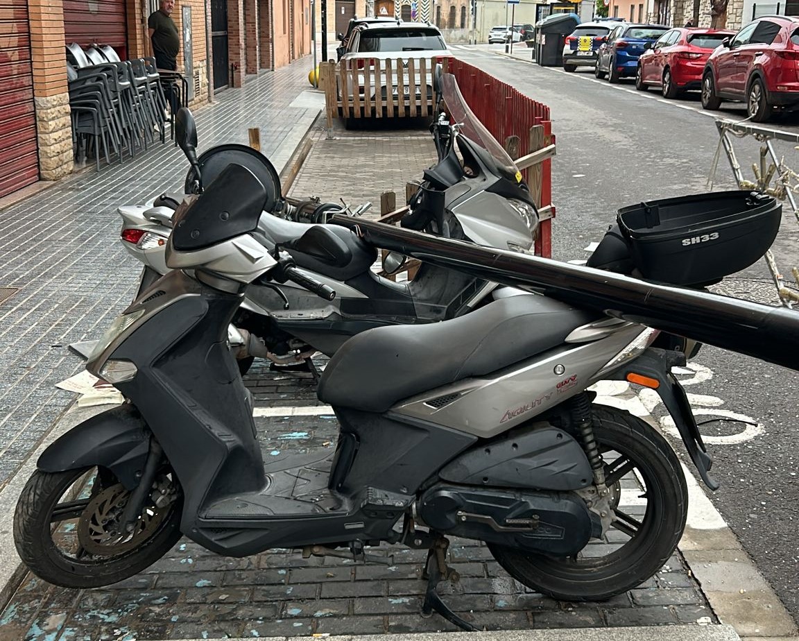 Caída de una farola afectando a dos motos en Alboraia
