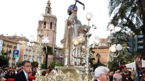 Procesión de las fiestas de San Vicente Ferrer en Valencia con multitud de asistentes