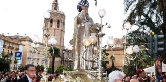 Procesión de las fiestas de San Vicente Ferrer en Valencia con multitud de asistentes