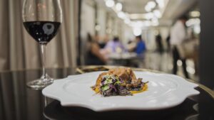 Plato gourmet con vino en un restaurante de Valencia