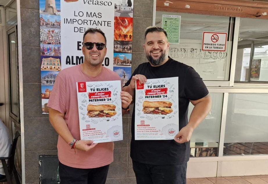 lucas-jodar-el-concejal-de-comercio-con-el-gerente-de-cerveceria-velasco-cuyo-bocadillo-fue-el-ganador-de-la-ruta-del-almuerxo-de-paterna-en-2023