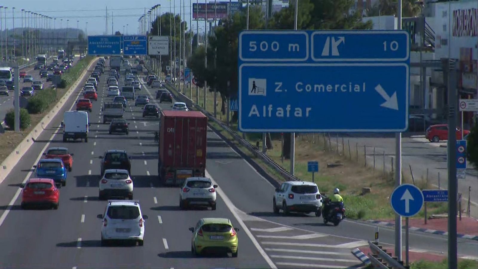 Tráfico en la pista de silla hacia Alfafar con señalización visible.