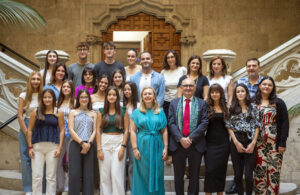 Grupo de estudiantes y profesores en la entrega de premios de La Memòria a l'Escola