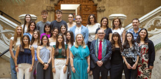Grupo de estudiantes y profesores en la entrega de premios de La Memòria a l'Escola