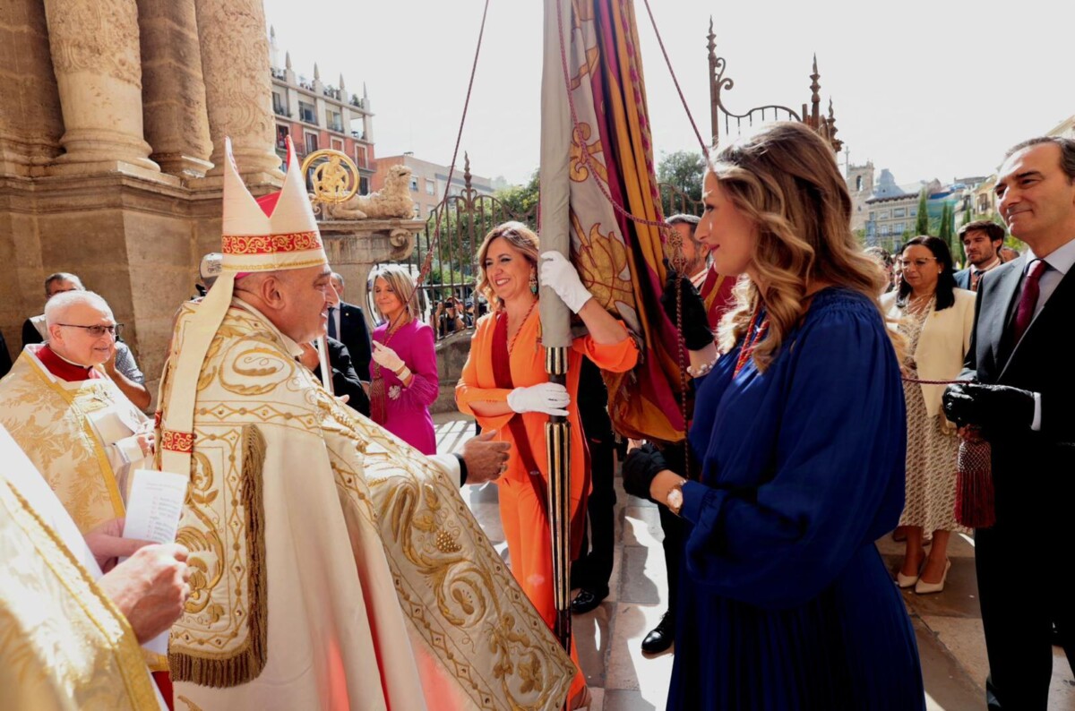 Procesión cívica 9 Octubre. Entrada en la catedral, María José Catalá