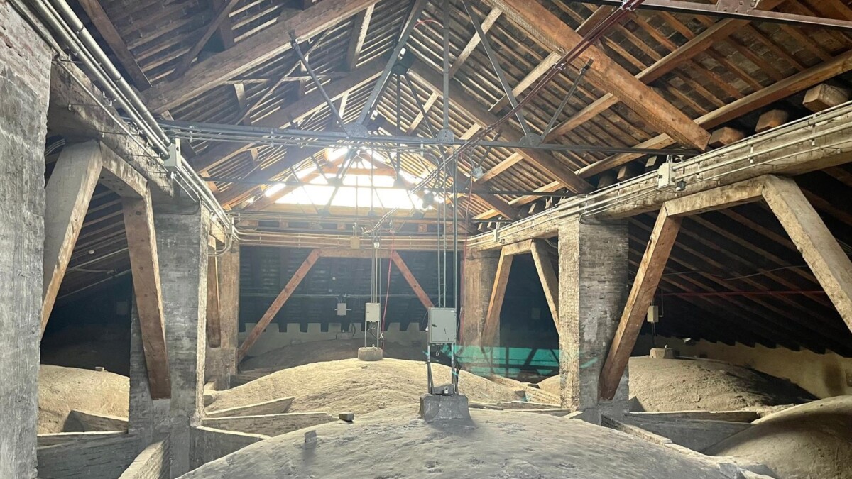 El Ayuntamiento de València reparará el muro del hastial de la Lonja al desprenderse parte de los elementos de alabastro