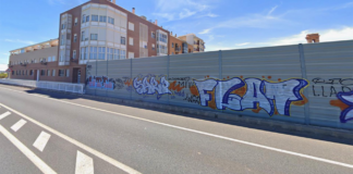 Pantalla acústica en Benifaraig con graffiti y edificios al fondo