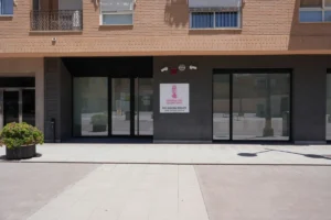 Fachada de la sede judicial de Mislata en un día soleado