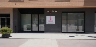 Fachada de la sede judicial de Mislata en un día soleado