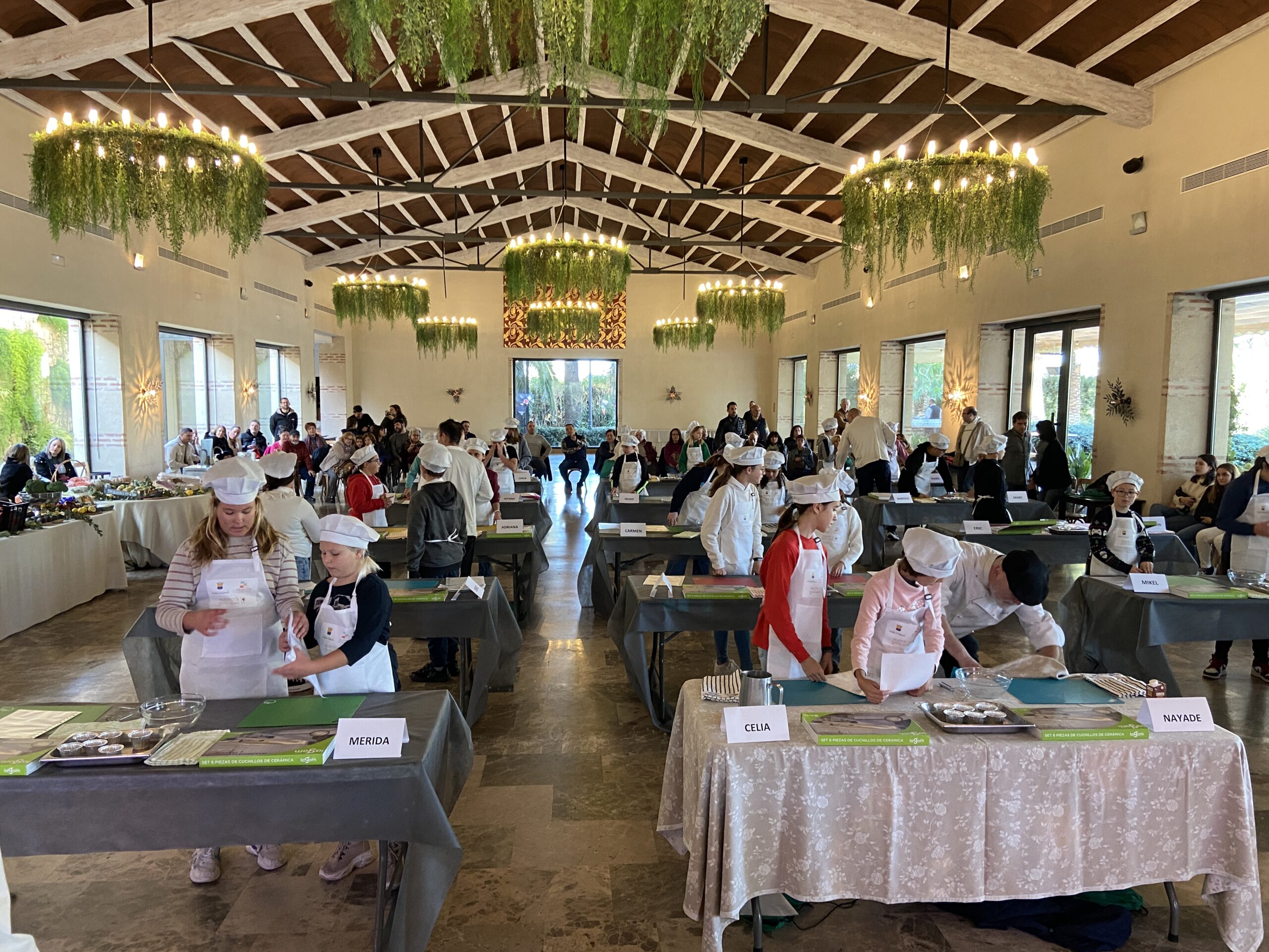 Niños participando en el concurso Xef Júnior en La Pobla de Farnals