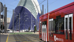 Tram de la línea 10 de Metrovalencia frente a un edificio moderno