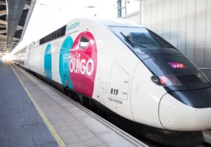 Tren Ouigo en la estación de Valencia esperando pasajeros