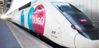 Tren Ouigo en la estación de Valencia esperando pasajeros