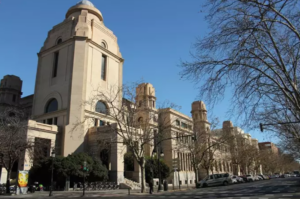 Edificio de la Universitat de València en un día soleado