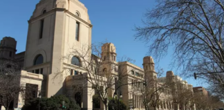 Edificio de la Universitat de València en un día soleado