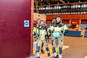 Grupo de bomberos en el pabellón de la UPV tras la DANA