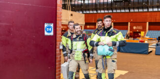 Grupo de bomberos en el pabellón de la UPV tras la DANA