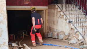 Bombero entrando a un garaje inundado en Paiporta