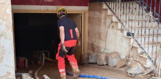 Bombero entrando a un garaje inundado en Paiporta