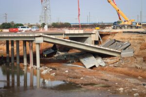 Puente dañado por inundaciones en la zona de DANA