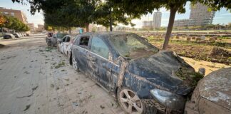 Coches cubiertos de barro tras la DANA en Valencia