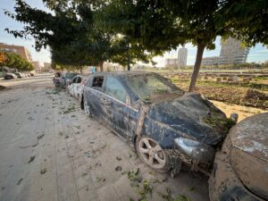 Coches cubiertos de barro tras inundación en Valencia