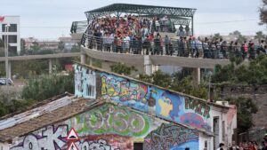 Grupo de personas cruzando el Pont de la Solidaritat en Valencia