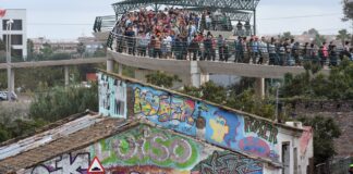 Grupo de personas cruzando el Pont de la Solidaritat en Valencia