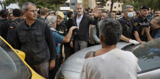 El Rey Felipe VI saluda a la multitud en Paiporta tras la DANA