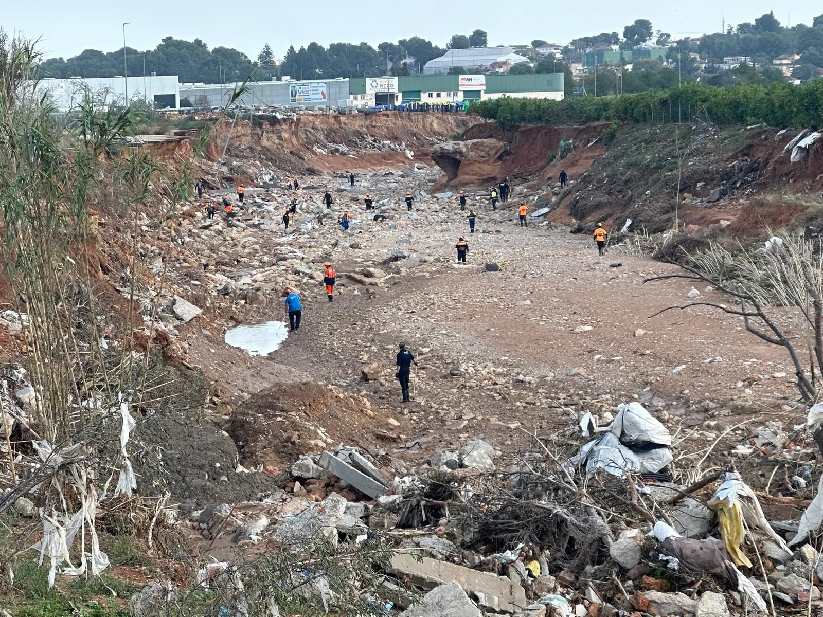 Equipos de rescate buscan desaparecidos en un barranco en Torrent