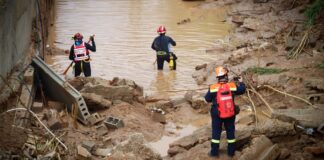 Rescatistas trabajando en un barranco inundado buscando desaparecidos