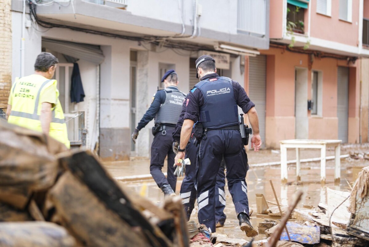 La Policía Municipal de Madrid instala un transmisor en el Ayuntamiento de Torrent para dar cobertura a sus 200 agentes desplazados en l’Horta Sud