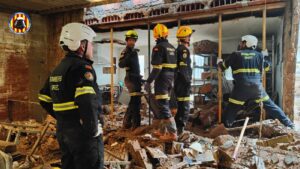 Bomberos trabajando en la estabilización de edificios afectados por DANA
