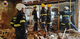 Bomberos trabajando en la estabilización de edificios afectados por DANA