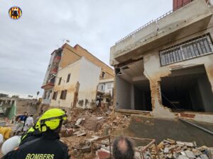 Bomberos apuntalando edificios dañados por la DANA en València