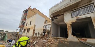 Bomberos apuntalando edificios dañados por la DANA en València