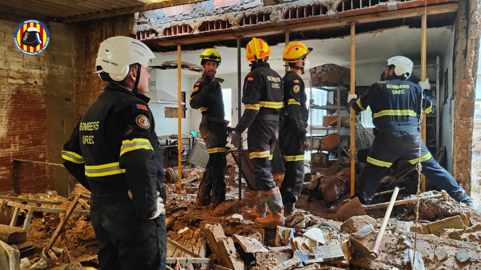 Bomberos trabajando en un edificio afectado por DANA