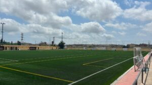 Campo de fútbol en La Torre con césped artificial y nubes