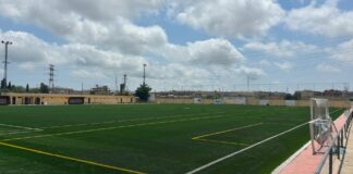 Campo de fútbol en La Torre con césped artificial y nubes