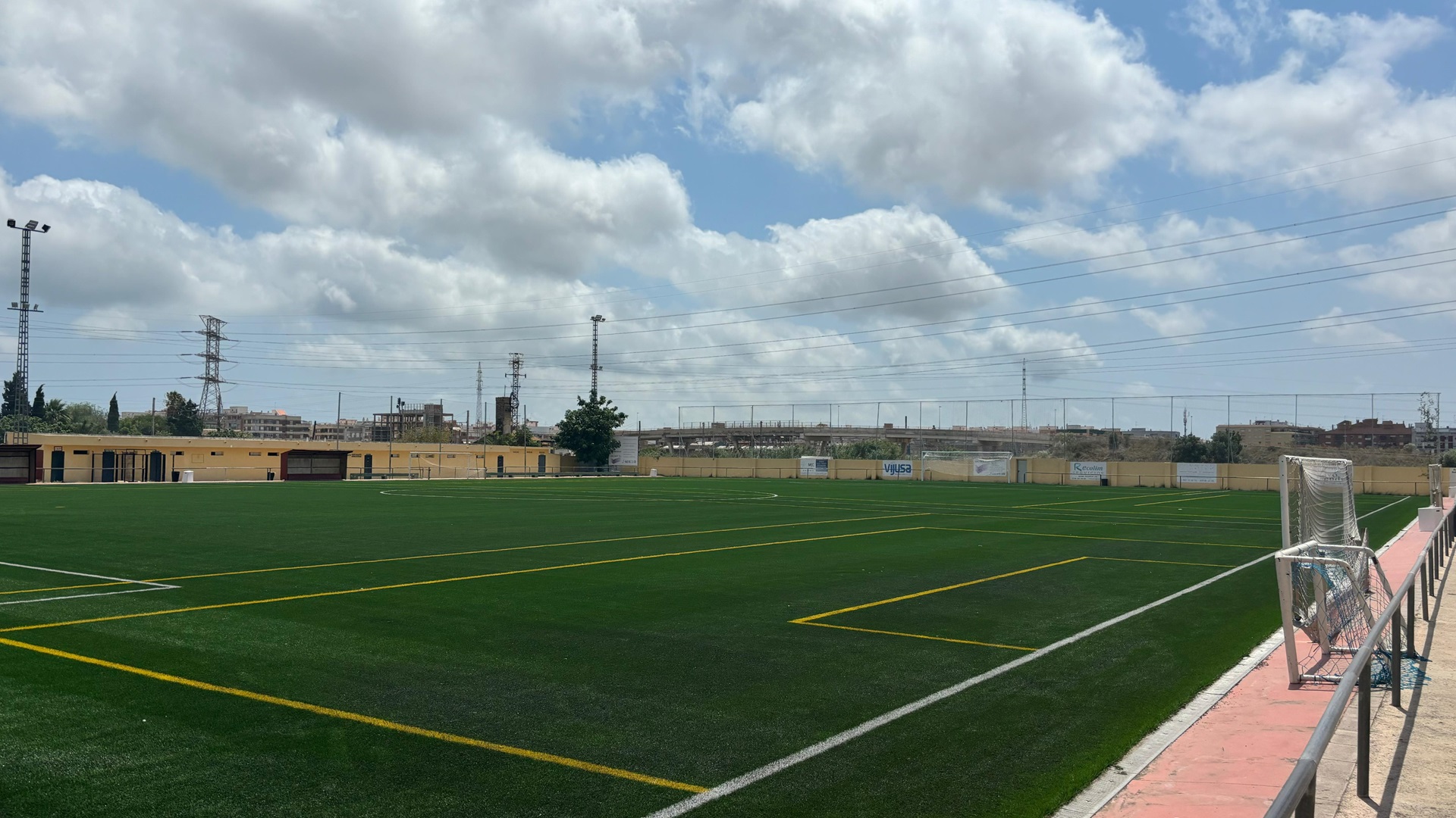 Campo de fútbol en La Torre con césped artificial y nubes