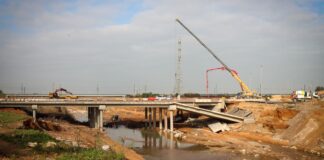 Obras en la carretera de Torrent tras la DANA con maquinaria pesada