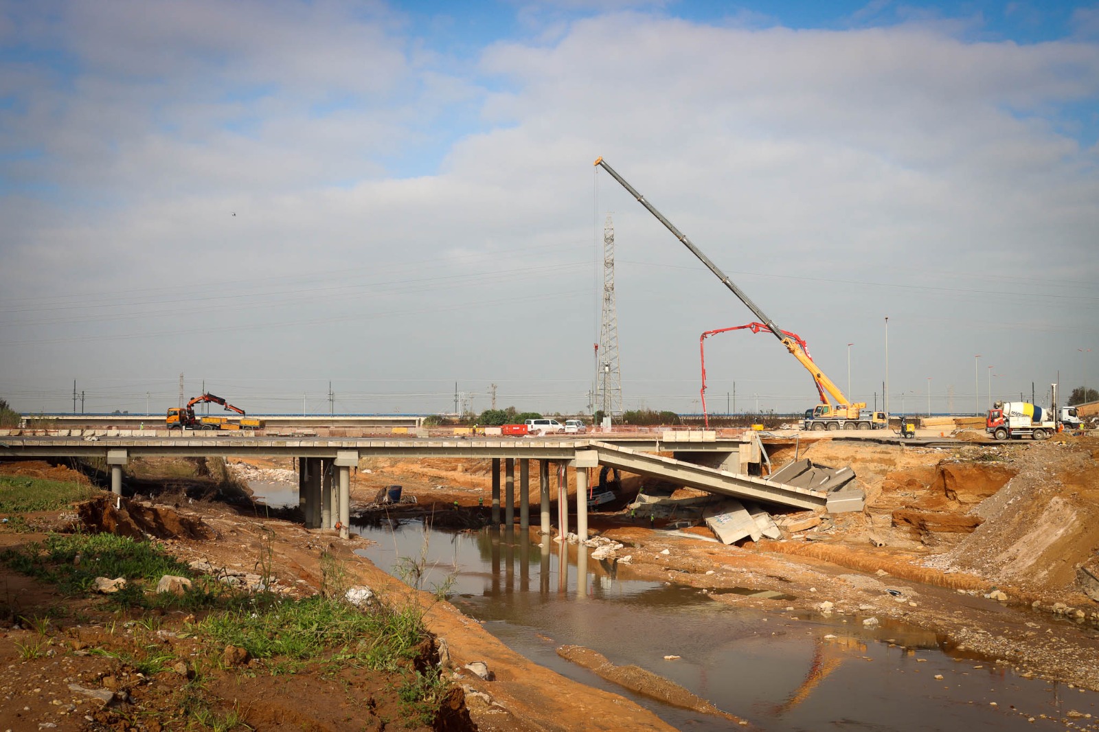 Obras en la carretera de Torrent tras la DANA con maquinaria pesada